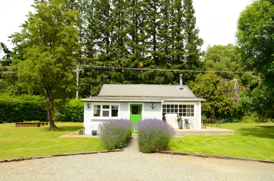 Greening Cottage under the Southern Alps, Springfield, Canterbury, New Zealand, photo 4 of 10