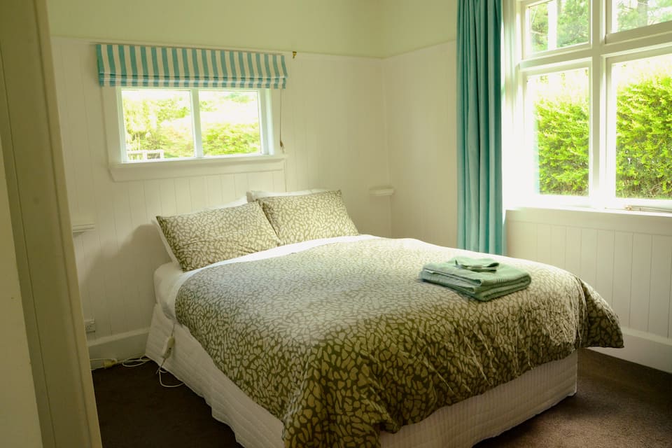 Greening Cottage under the Southern Alps, Springfield, Canterbury, New Zealand, photo 8 of 10