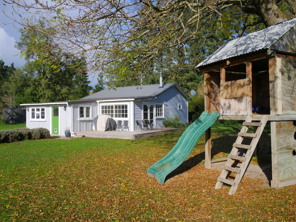 Greening Cottage under the Southern Alps, Springfield, Canterbury, New Zealand, photo 2 of 10