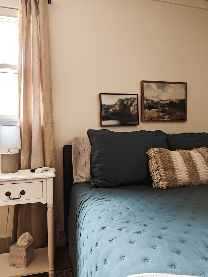 ห้องนอน #2 เชิญชวนให้คุณรู้สึกอบอุ่นในชุดเครื่องนอนที่สะดวกสบายและนอนหลับสบายหรือดูการแสดงนั้น!