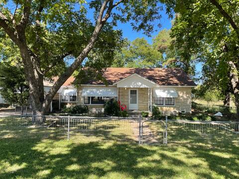 Springtown Central Home with Pecan Orchard Sleep 6