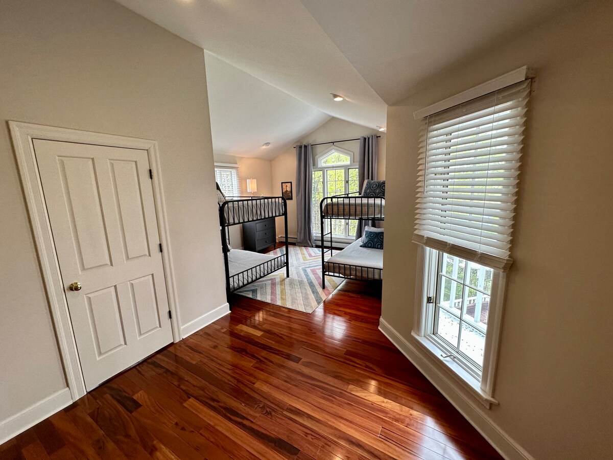 Loft ouvert avec lit superposé au deuxième étage