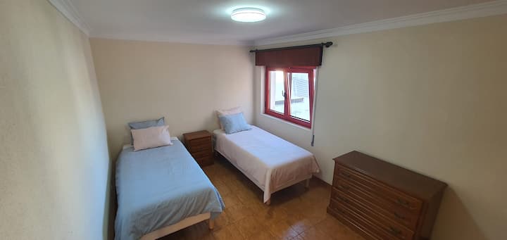 الغرفة 2 - يمكن ترك الأسرّة منفصلة أو ضمها لتشكيل سرير بمقاس كبير