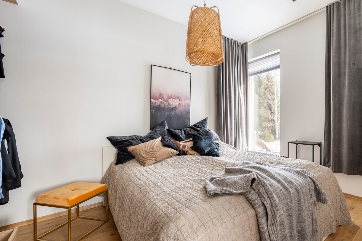 غرفة النوم الرئيسية (لشخصين).