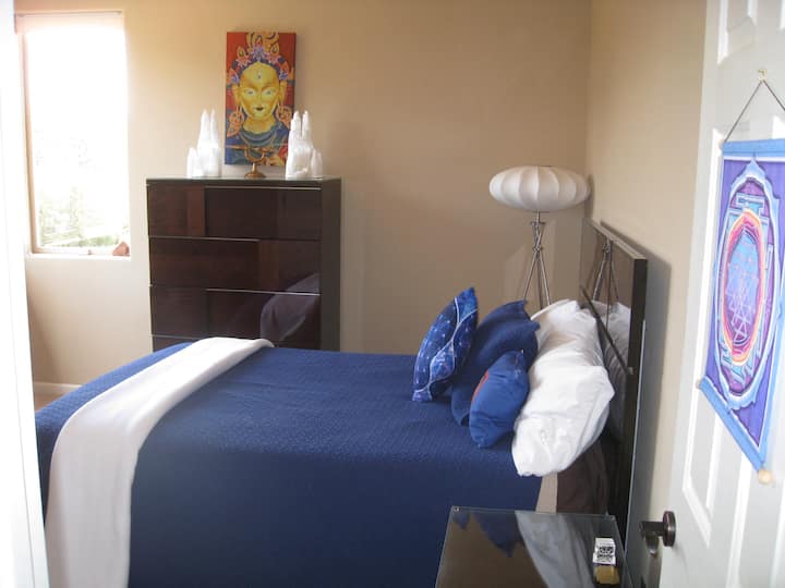 Välkommen till gästsovrummet, med direkt utsikt över röda klippor