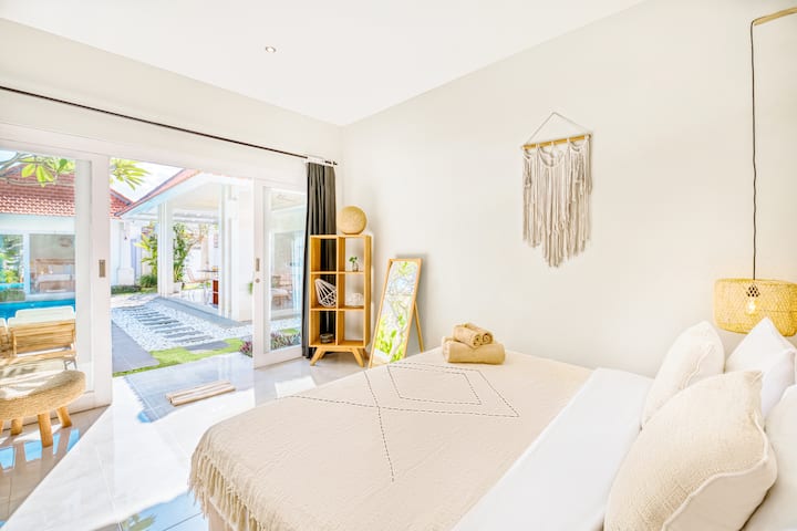 Détendez-vous  dans la chambre, avec un lit king size et une vue luxuriante sur le jardin.