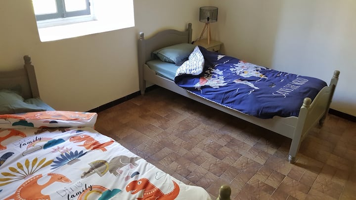 Pequeña habitación (antigua oficina del alcalde) equipada con 2 camas que se pueden acercar. Con vistas al río. 