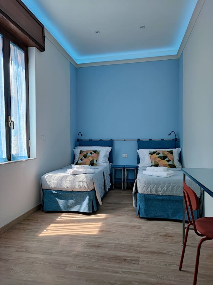 ოთახი ერთადგილიანი საწოლით, ტელევიზორით, კონდიციონერით, Google Home-ის პროფესიონალის ასისტენტით და სააბაზანოთი