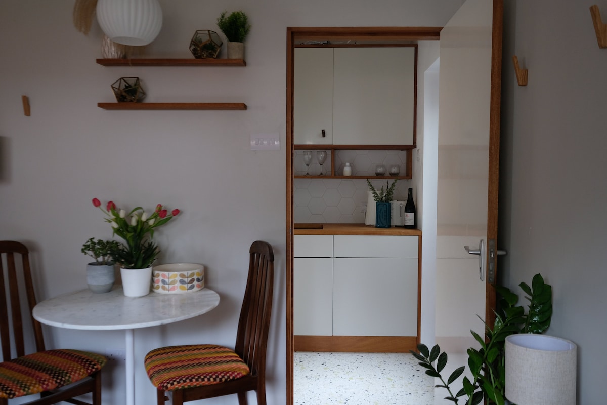 Popular Airbnb listing: Tranquil ‘Riverside Studio’ Apartment with Parking in Bristol
