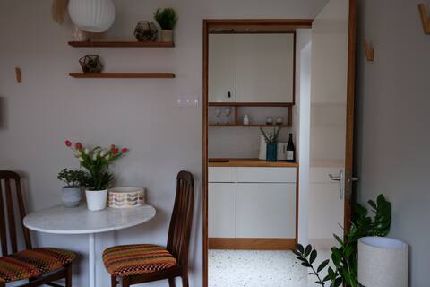 Popular Airbnb listing: Tranquil ‘Riverside Studio’ Apartment with Parking in Bristol