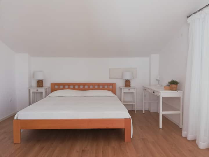 El dormitorio está amueblado con una cama doble de 180x200 cm.