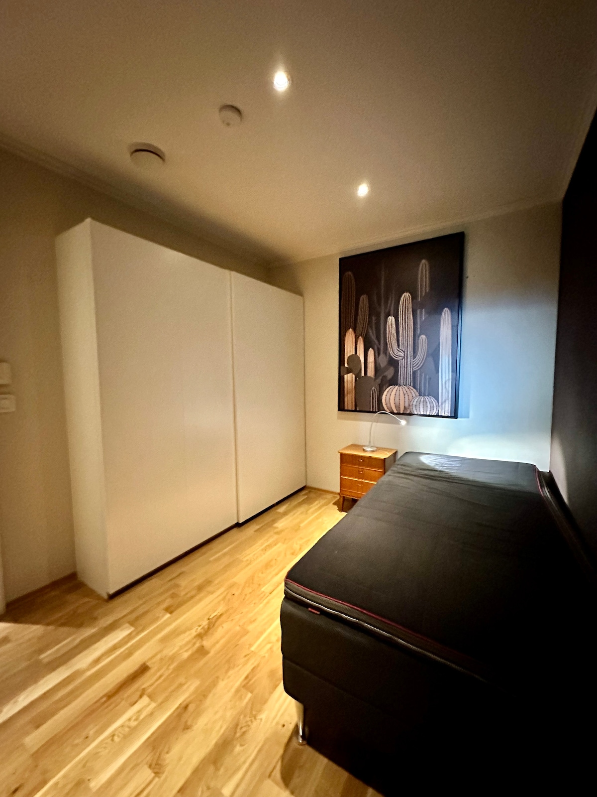 ห้องนอนมีเตียงที่ดีพื้นที่ตู้เสื้อผ้าและห้องน้ำชั้นล่าง 