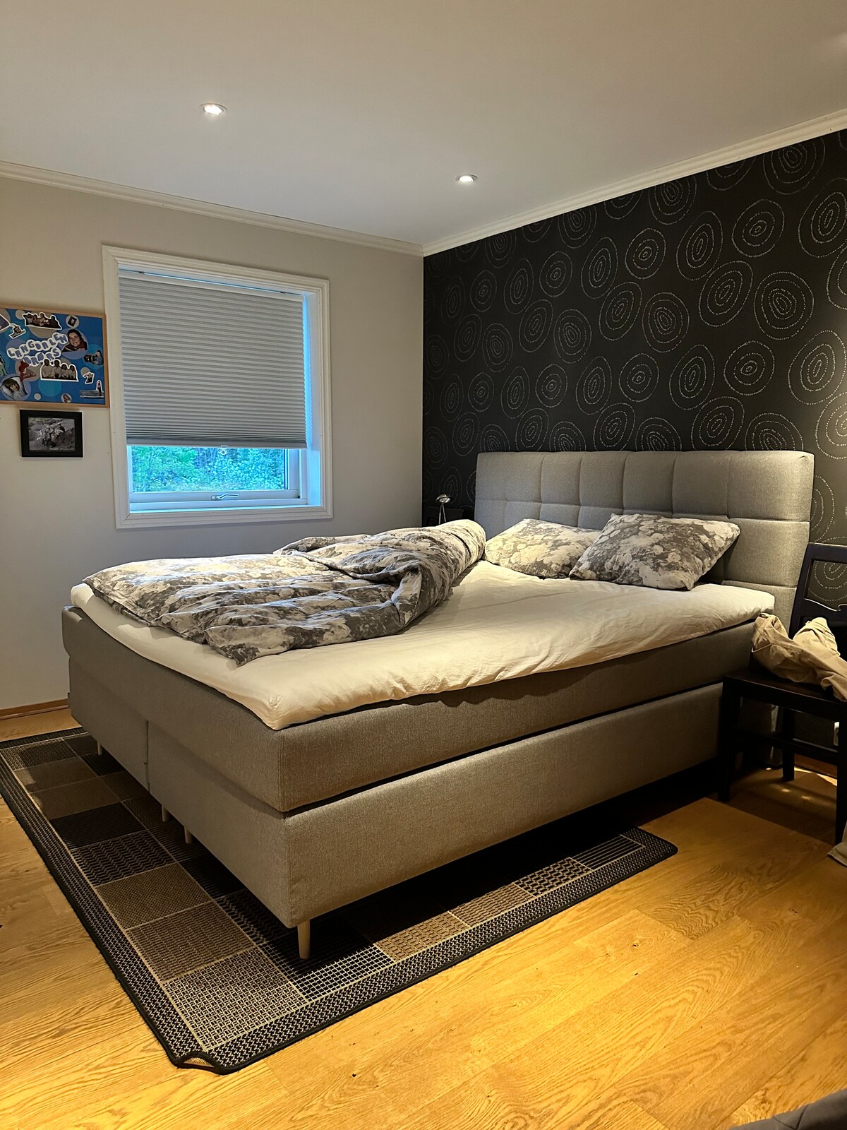 เตียงขนาดใหญ่และดีในห้องนอนชั้น 1