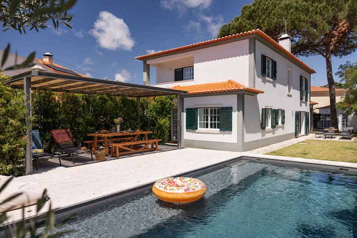 Relaxing home with pine trees, quiet garden & pool