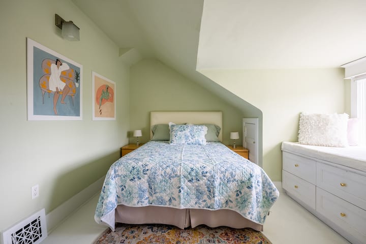 Очарователно място за отдих: отпуснете се в това спокойно пространство в спалнята с двойно легло queen size с ярко изкуство и привлекателна светлина. Сляпата щора осигурява спокойна тъмнина преди лягане.