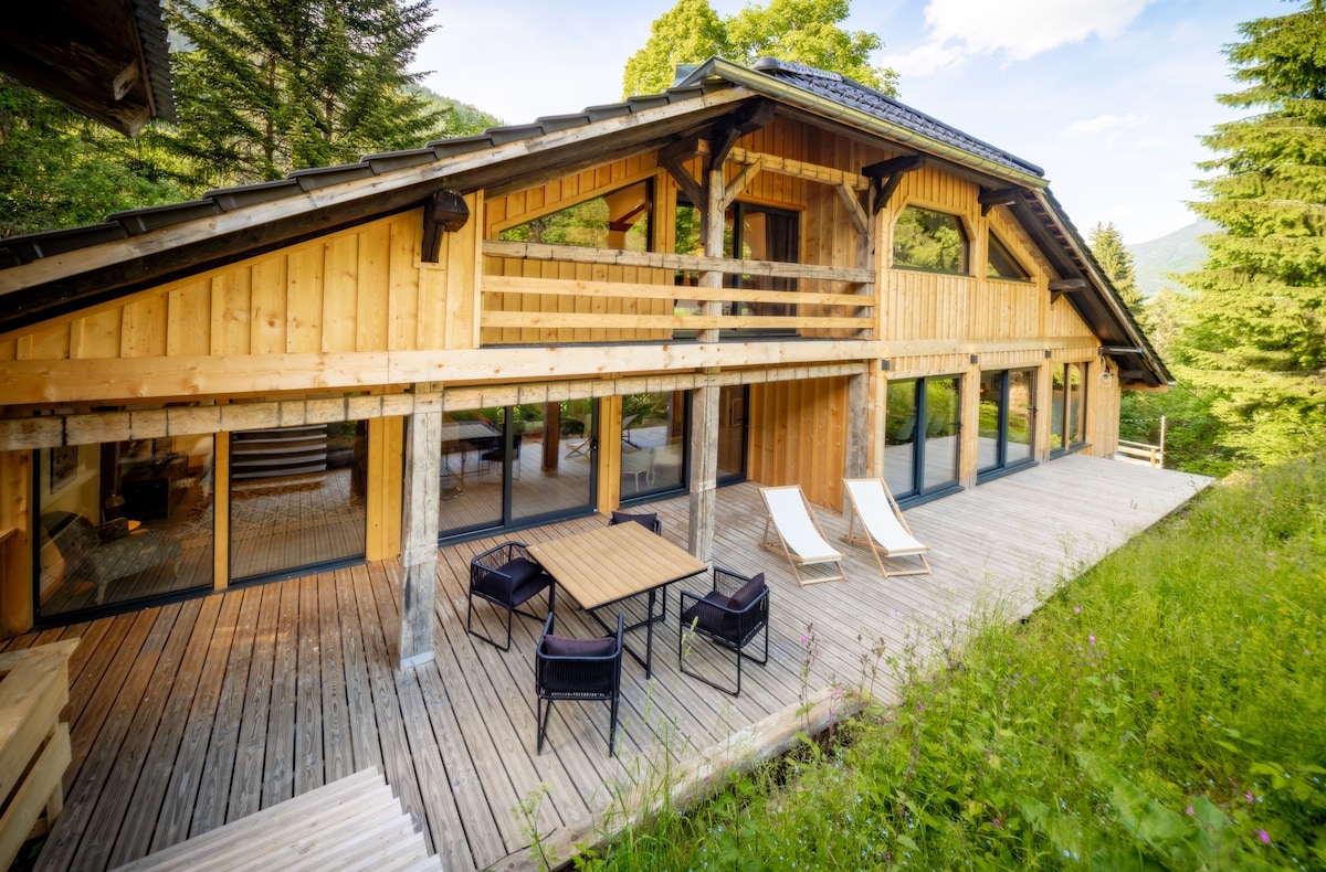 Stunning chalet with jacuzzi, sleeps 12