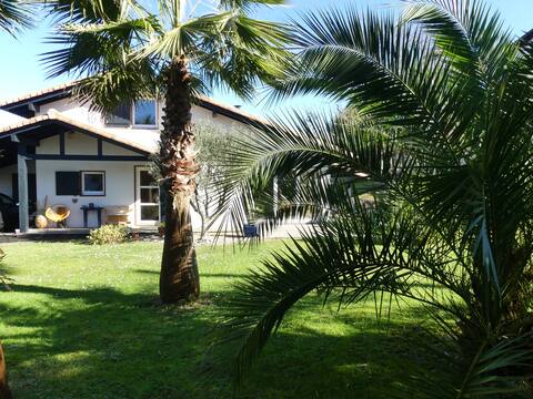 OIHNA house, quiet and heavenly, 5 minutes from beaches