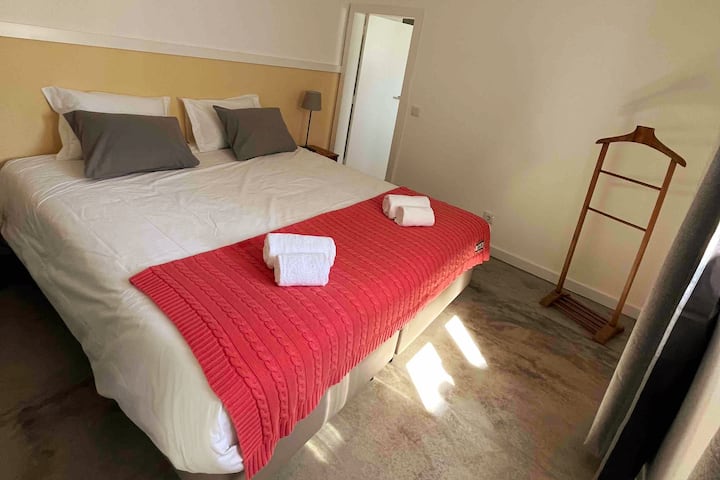 Habitación cómoda con cama tamaño king, luz natural y decoración sencilla y acogedora. Se incluye ropa de cama, toallas, área de trabajo y baño privado con acceso directo a través del dormitorio.