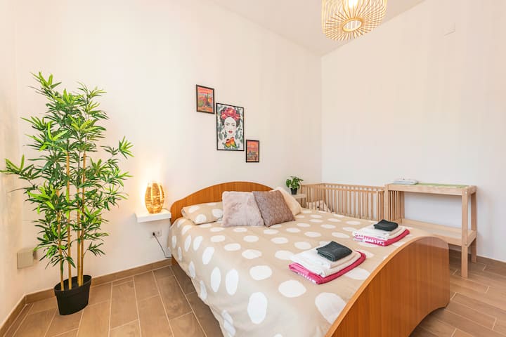 The first bedroom exudes a touch of exoticism with notes from Frida Kahlo. With a double bed and a crib, it has the capacity to accommodate two people and a baby