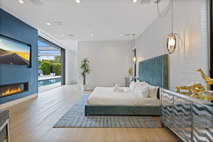 Luxury Estate Retreat with Private Backyard Oasis gallery image 5