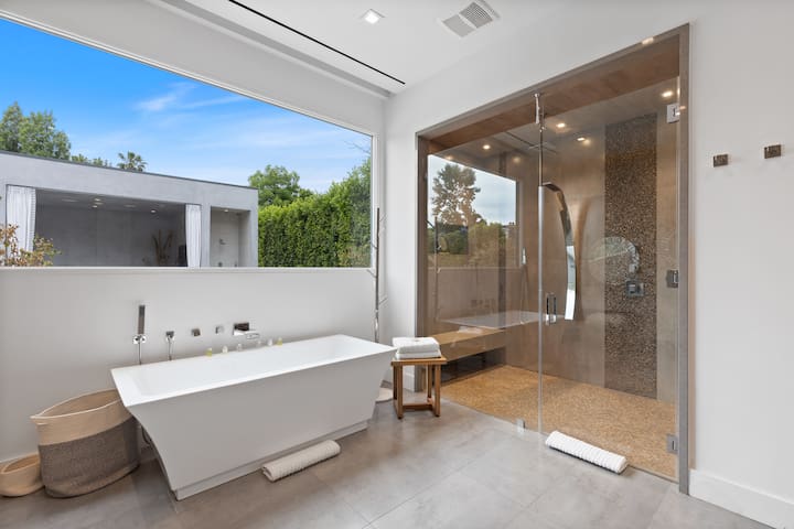 Luxury Estate Retreat with Private Backyard Oasis gallery image 3