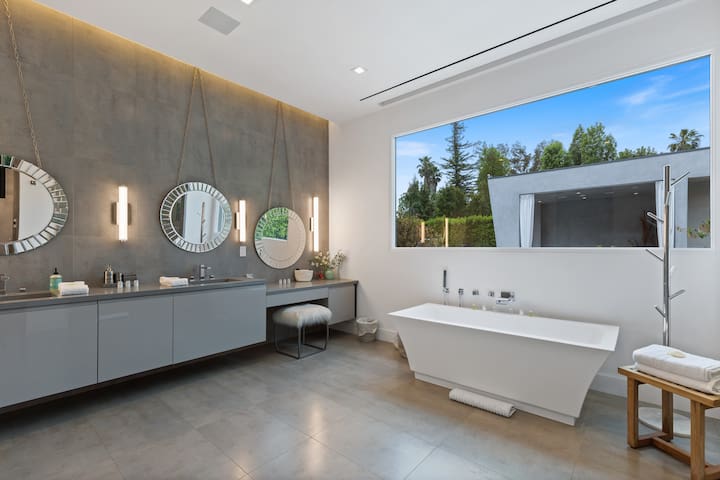 Luxury Estate Retreat with Private Backyard Oasis gallery image 2