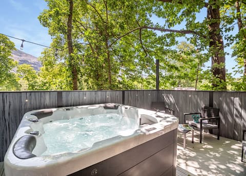 SL14 - The Watchtower with Hot Tub