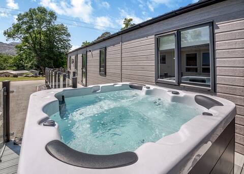 C03 - The Faraday with Hot Tub