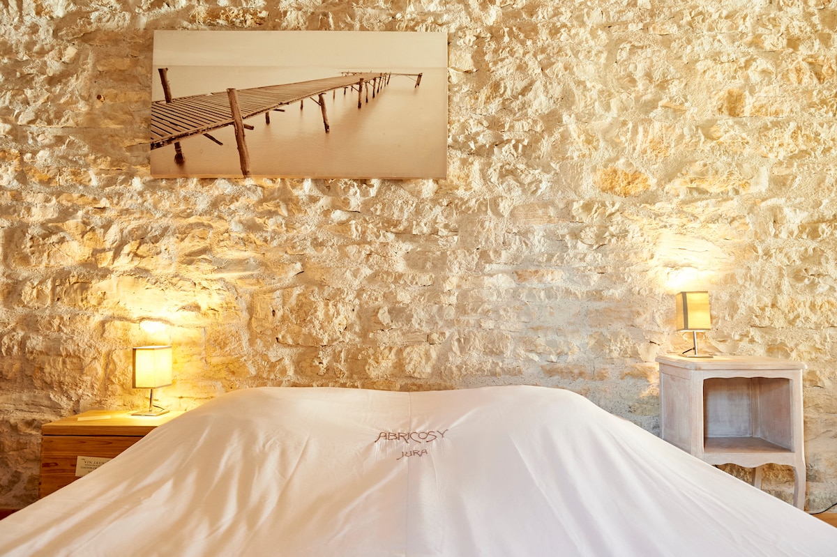 Ანტრესოლზე: საძინებელი სივრცე პირველ სართულზე ტერასის ხედით.
Ოპტიმალური კომფორტისთვის ორი საწოლი 80/200 სმ მოდულარულია საწოლში 160/200 სმ. 
Კომფორტული ავეჯი, ქვა და დაუცველი კოჭები თბილი ატმოსფეროსთვის. 