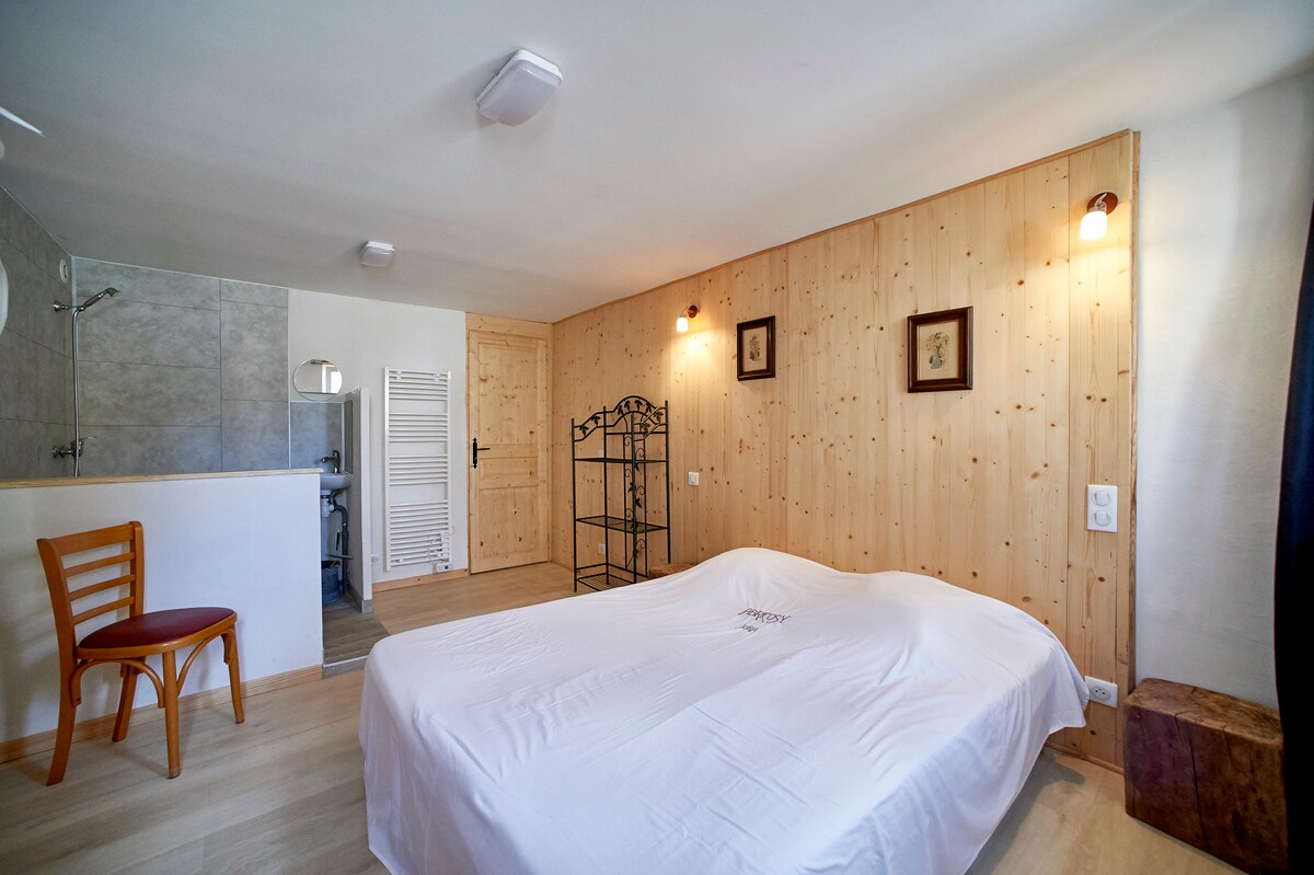 Მოდულური საძინებელი პირველ სართულზე, რომელიც სოფელს გადაჰყურებს.
თქვენი სურვილების შესაბამისად, 2 ორადგილიანი საწოლი შეიძლება გადაკეთდეს 160/200 ორადგილიან საწოლად. Თანამედროვე და გამარტივებული ოთახი, რომელიც გაფორმებულია სიმარტივით. Სააბაზანო საშხაპით, ნიჟარით და ტუალეტით