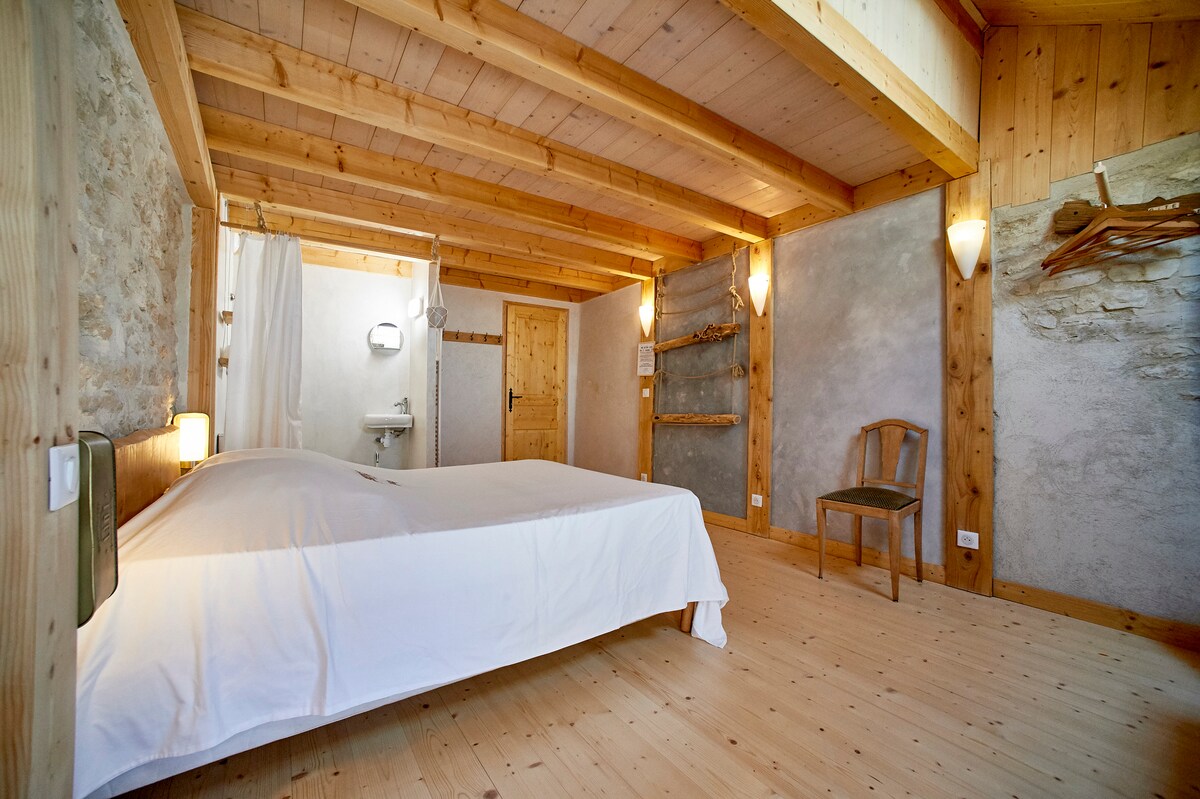 Სოფლის და თბილი ოთახი სოფლის ხედით. Ორადგილიანი საწოლი 140/190 სმ ოპტიმალური კომფორტისთვის. Ცალკე სააბაზანო საშხაპით და ნიჟარით, უნიტაზით. Იდეალურია მშვიდი და გამაგრილებელი სტუმრობისთვის. 
Ველუქსი ვარსკვლავების ხედებით.