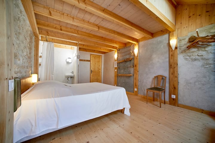 Рустикална и топла соба со поглед кон селото. Дупли кревет 140/190 см за оптимална удобност. Приватна бања со туш и мијалник, тоалет. Идеално за мирен и освежителен престој. 
Велукс со поглед кон ѕвездите.