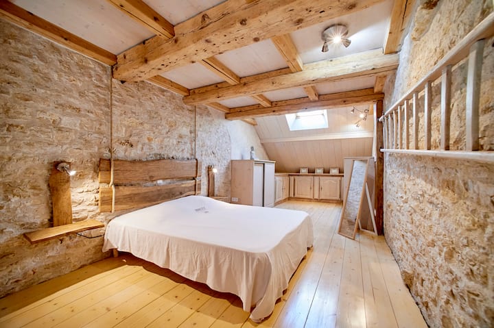 Светла соба на мезанинот, релаксирачка атмосфера. Два кревета 80/200 см модуларен во еден кревет 160/200 см за мирен сон. Релаксирачки простор со откриени камења и греди и VELUX со поглед кон ѕвездите.