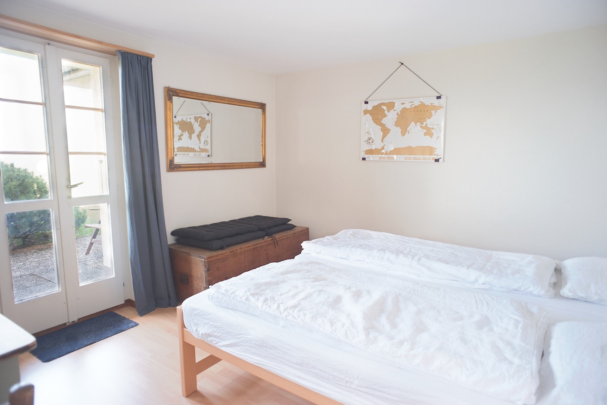 Chumba cha kulala ambapo utalala na kitanda cha watu wawili.