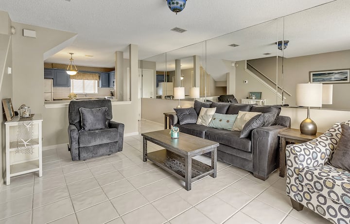 Charming Beach Townhome - Jacksonville Beach, FL