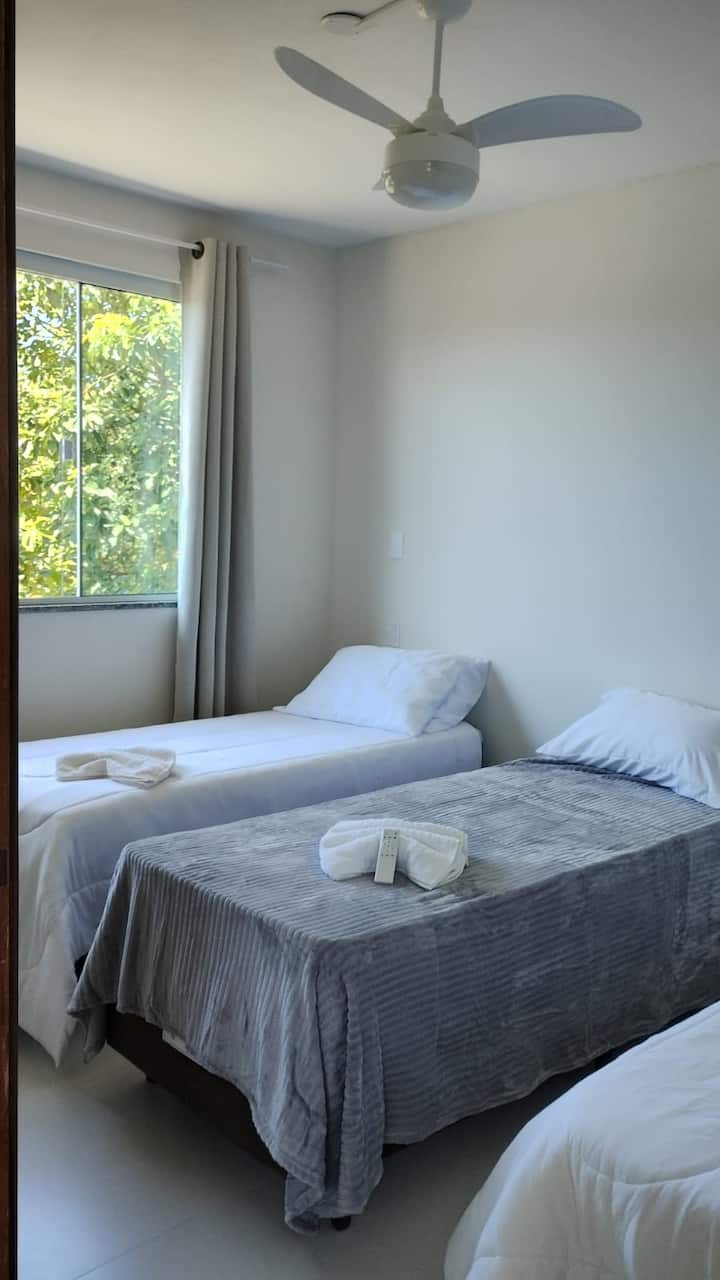 Suite 02 - pamoja na feni za dari
Tunaweza kuacha vitanda 3 vya mtu mmoja au  ikiwa unapendelea kitanda cha watu wawili + kitanda 1 cha mtu mmoja