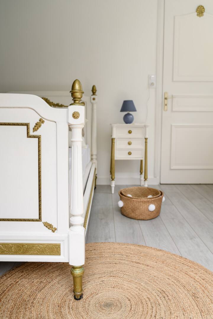 With a beautiful bed from the time, this "Merisier" room is ideal for one person looking for comfort and authenticity.
With direct access from the outside, you can easily immerse yourself in the surrounding nature.