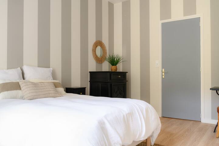 Discover our "Chêne" room - a haven of comfort and tranquillity.
Enjoy a double bed with quality bedding for soft and relaxing nights. 
