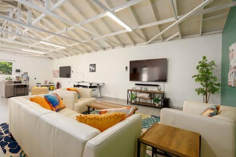 Stylish 4BR Home near Disneyland w/Parking