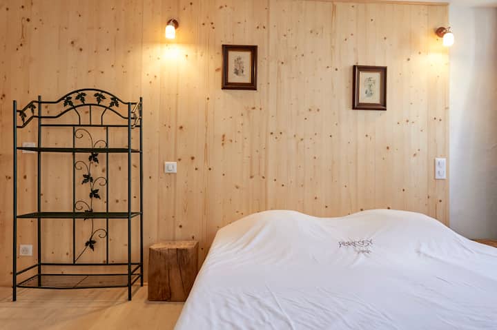 Priestranná a svetlá izba s výhľadom na hory Jura.
Dve 80/200 cm postele, ktoré možno premeniť na 160/200 cm posteľ.
Vlastná kúpeľňa so sprchovacím kútom a umývadlom, WC.
Ideálne na pokojný a osviežujúci pobyt.