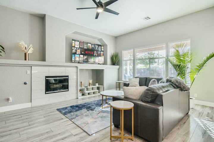 Unique Luxury House with Pool gallery image 5