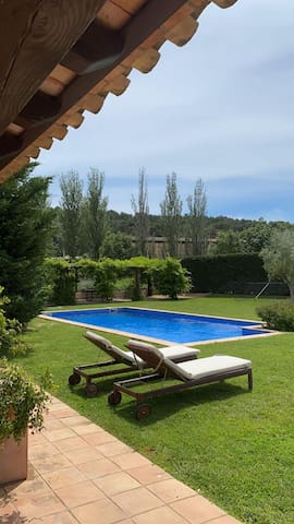 Casa de campo con jardín privado y piscina