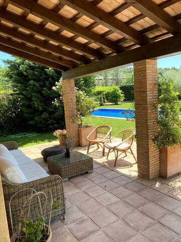 Casa de campo con jardín privado y piscina gallery image 2