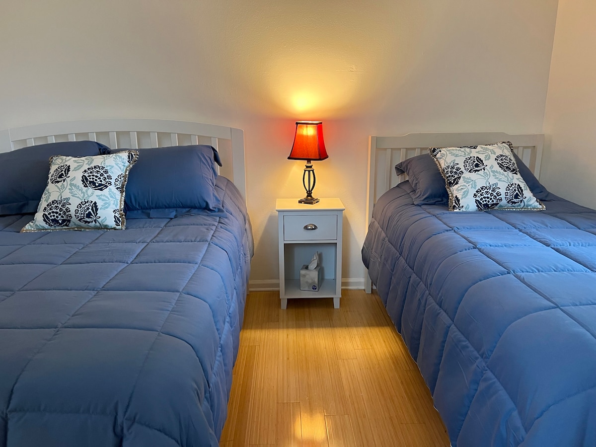 Druhá spálňa. Jedna manželská posteľ a jedno oddelené lôžko.