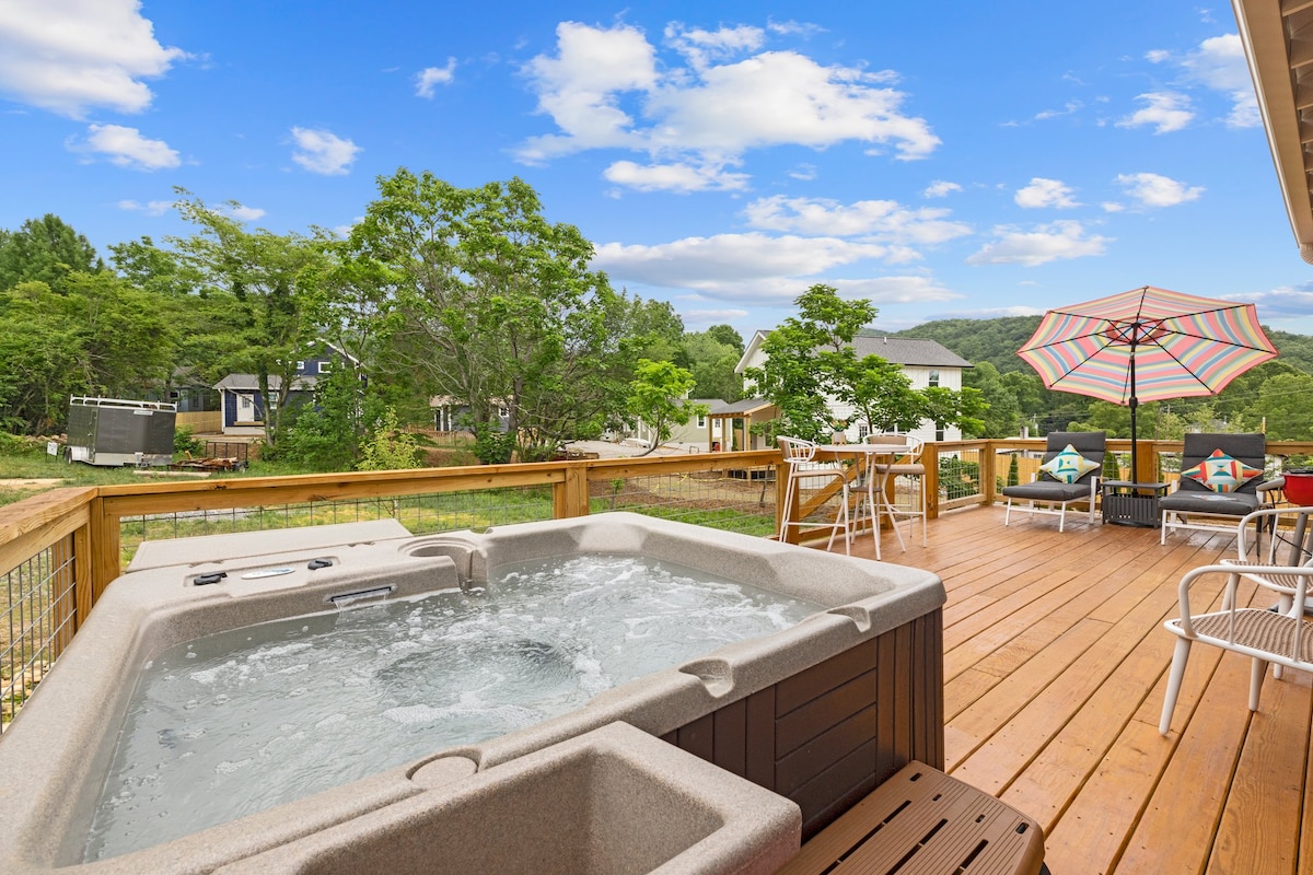 Black Mountain Walkable w Hot Tub! Clean! - Houses for Rent in Black ...