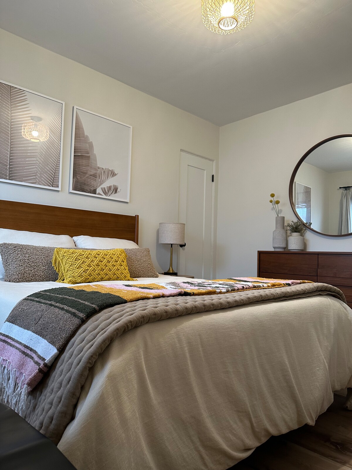 Utonite u meke plahte na bračnom krevetu. Ali nemojte se previše opustiti, plaža vas zove!