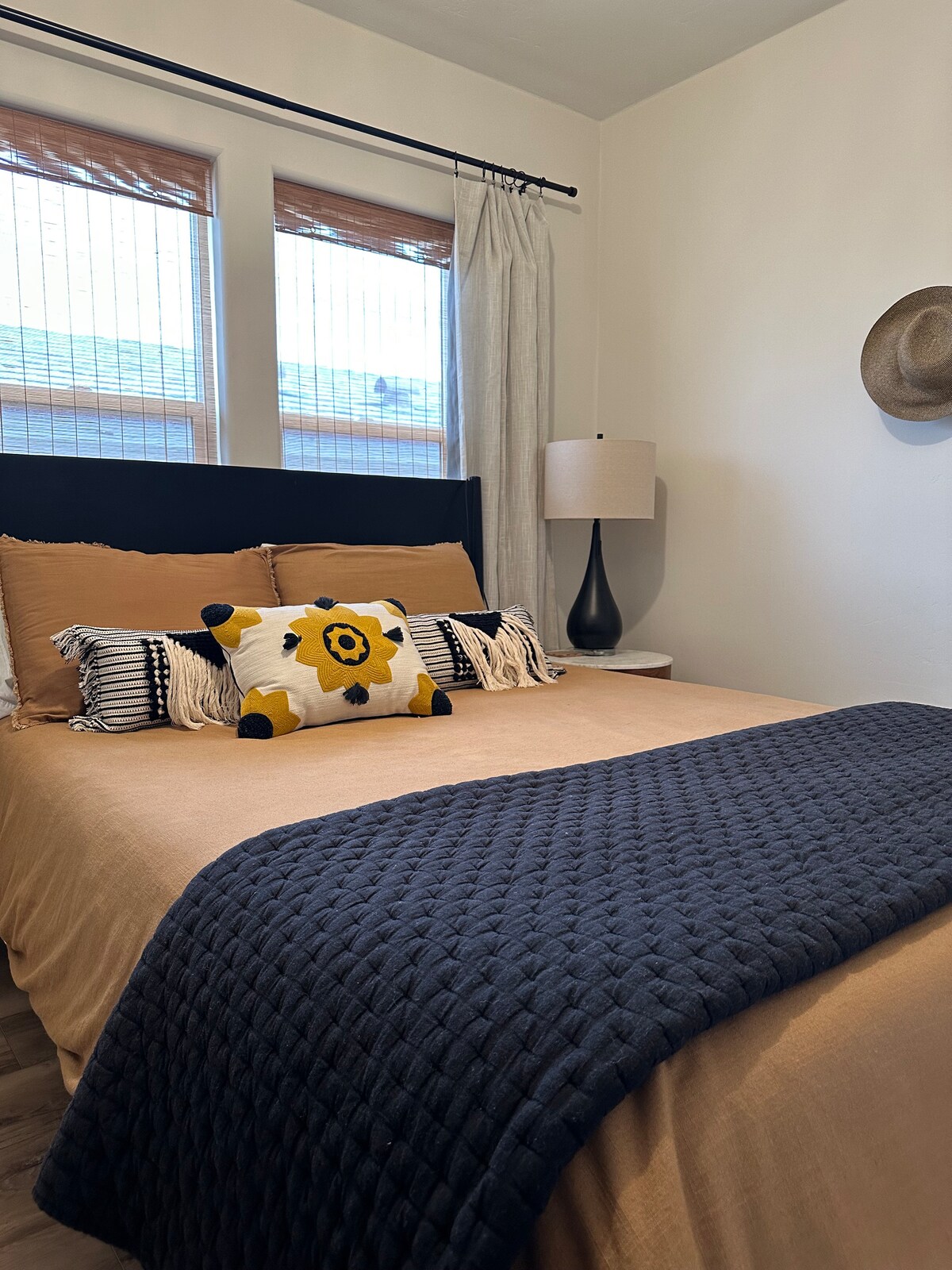 Udobna spavaća soba s bračnim krevetom (160 – 179 cm). Meka posteljina i mekani poplun jamče odličan san. 