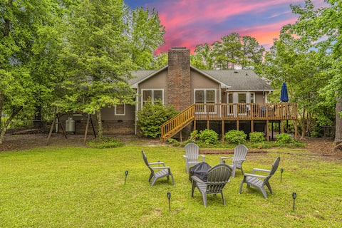 Peaceful Lake View•Game Room•10 min to Bragg!