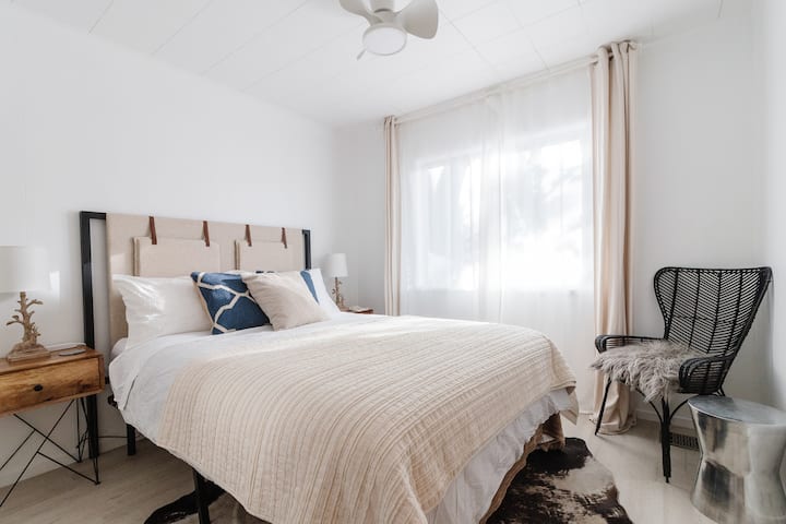 Втората спалня в дървената колиба с удобно двойно легло. 