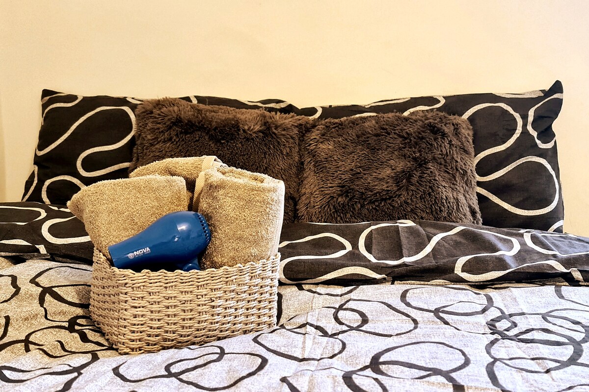 พื้นที่นอนสำหรับเตียงคู่ (ยี่ห้อ: IKEA รุ่น: Idanas):
ความกว้าง: 150 ซม. ความยาว: 200 ซม.
โปรดตรวจสอบรูปในการรับฟังของเรา